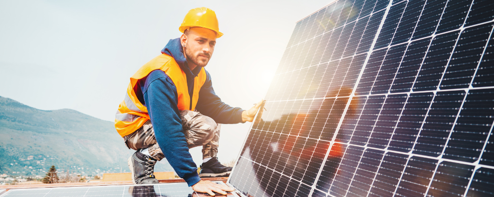 Mann auf Solaranlage in Saarbrücken