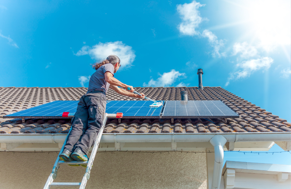 Solaranlagenreinigung Mannheim Mann auf Dach